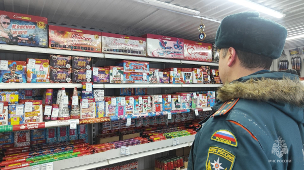 Безопасный Новый год: Рейд по точкам продажи пиротехники в Сургуте Безопасный Новый год: Рейд по точкам продажи пиротехники в Сургуте
