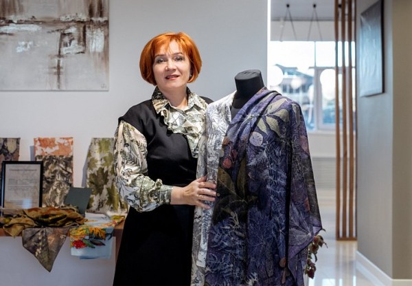 Как Анна Студзинская из Сургута создает окрашенные природой шелковые аксессуары