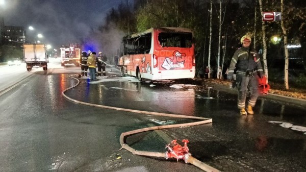 Выгорел дотла: в Сургуте на ходу вспыхнул маршрутный автобус