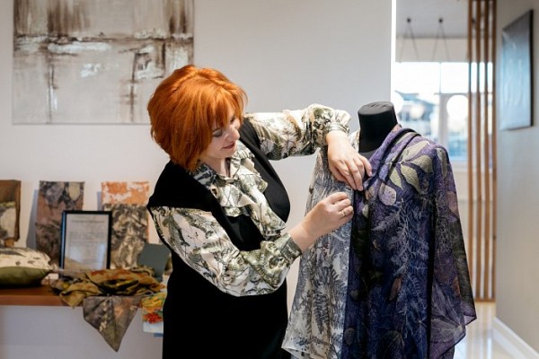 Как Анна Студзинская из Сургута создает окрашенные природой шелковые аксессуары