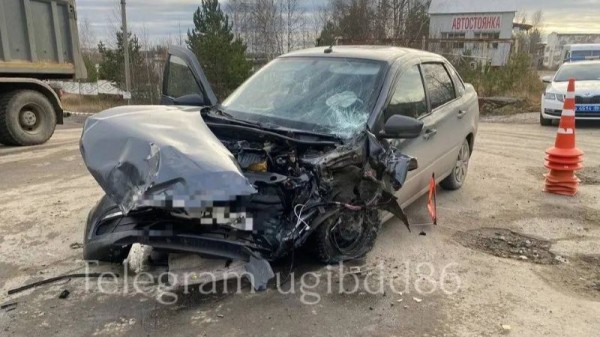 Водитель грузовика на перекрестке в Югре спровоцировал ДТП с легковушкой