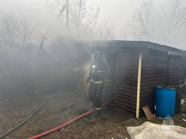 В Сургуте при пожаре в загородном доме погиб человек