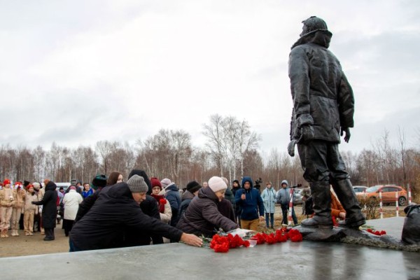 В Сургуте почтили память жертв политических репрессий В Сургуте почтили память жертв политических репрессий