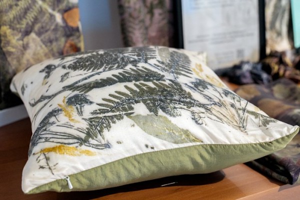 Как Анна Студзинская из Сургута создает окрашенные природой шелковые аксессуары