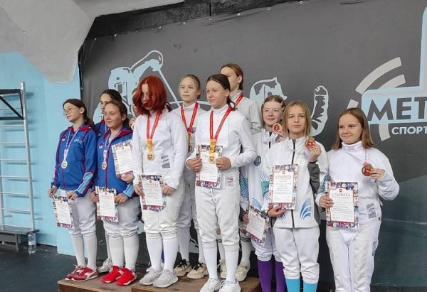 Сургутские шпажистки взяли бронзу на первенстве УрФО в Челябинске Сургутские шпажистки взяли бронзу на первенстве УрФО в Челябинске