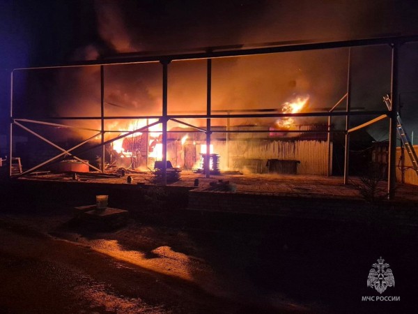 В Нижневартовске сгорел огромный склад