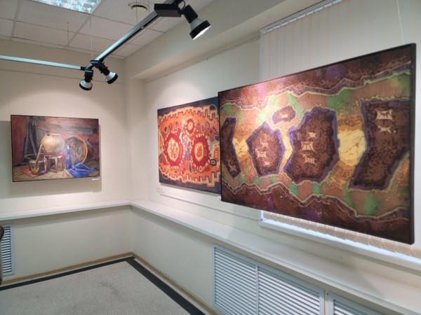 В Сургуте работает выставка Центра искусств для одаренных детей Севера