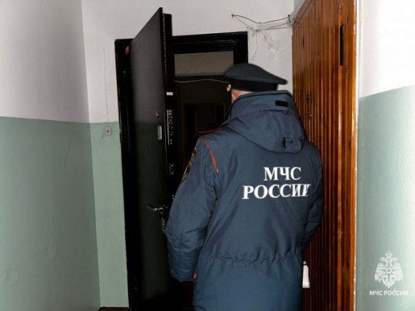 ​В Сургуте ребенок оказался в задымленной квартире – его спасли пожарные