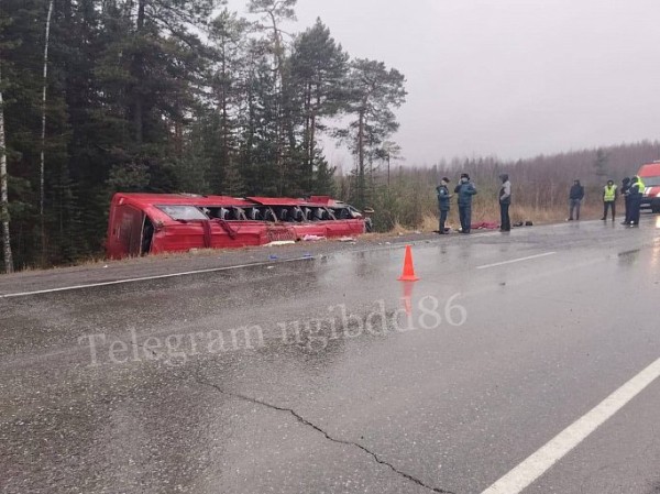 В ХМАО на загородной трассе перевернулся автобус, 2 пассажира погибли В ХМАО на загородной трассе перевернулся автобус, 2 пассажира погибли