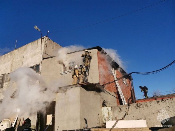 В Сургуте пожарные тушили огонь в двухэтажной сауне В Сургуте пожарные тушили огонь в двухэтажной сауне