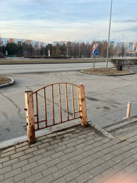​В Сургуте спорят о ржавом заборе на проспекте Мира. Срезать или оставить ради безопасности?