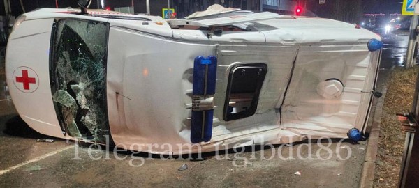 В Нефтеюганске в массовом ДТП перевернулась машина скорой помощи В Нефтеюганске в массовом ДТП перевернулась машина скорой помощи