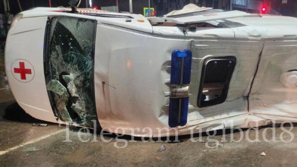 Не пропустила машину скорой помощи и спровоцировала ДТП автоледи в Югре Не пропустила машину скорой помощи и спровоцировала ДТП автоледи в Югре