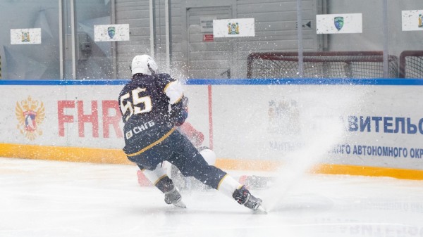 Сургутские хоккеисты провели матчи в ледовом дворце Сургутские хоккеисты провели матчи в ледовом дворце