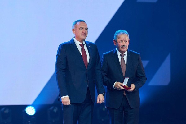 Губернатор Югры Руслан Кухарук наградил лучших сотрудников «Мостострой-11» в его 50-летний юбилей Губернатор Югры Руслан Кухарук наградил лучших сотрудников «Мостострой-11» в его 50-летний юбилей