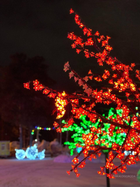 Праздничное убранство городского парка культуры и отдыха на Набережном проспекте