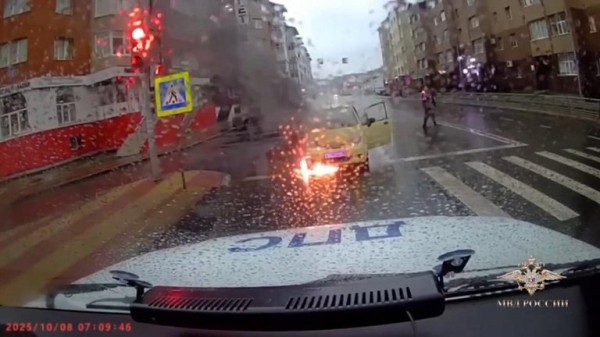 В столице ХМАО полицейские спасли из горящей машины мать с малолетними детьми