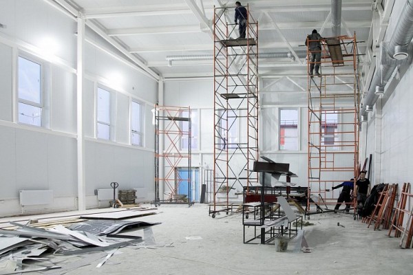 В Сургуте из-за нехватки рабочих сорвались сроки открытия школ и спорткомплексов