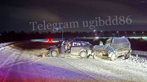 Под Сургутом столкнулись две легковушки — один водитель погиб