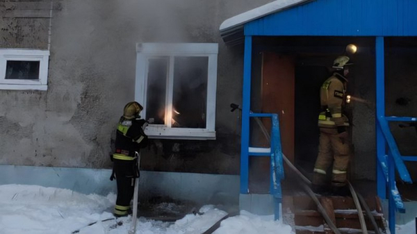 Пожарные спасли ребенка и двух взрослых из горящей квартиры в Югре