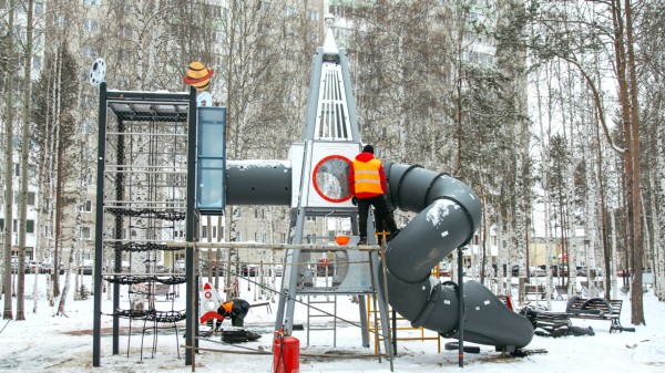 В Сургуте завершают строительство детской площадки в 20А микрорайоне
