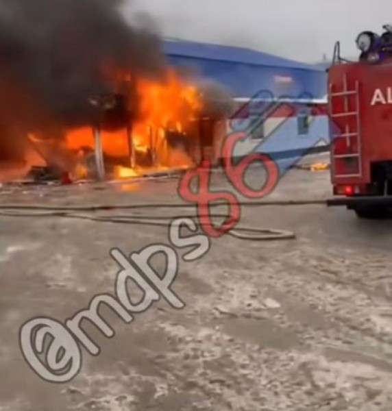 ​В поселке Дорожный в Сургуте загорелся магазин «Магнит». Четверо госпитализированы