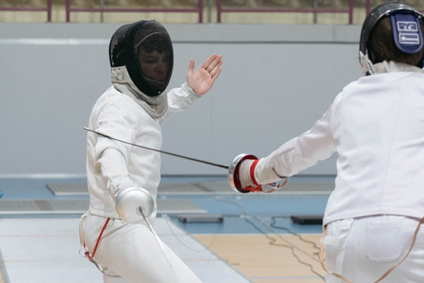 В Сургуте на окружном турнире 150 фехтовальщиков сразились на рапирах