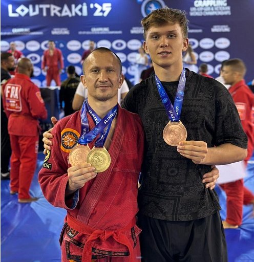 Три атлета из Сургута завоевали медали мирового турнира по борьбе в Греции