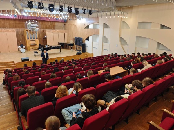 Накануне в Сургутском музыкальном колледже состоялась профилактическая встреча сотрудников полиции со студентами