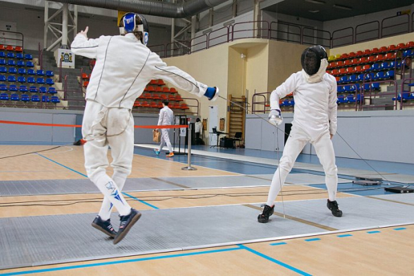 В Сургуте на окружном турнире 150 фехтовальщиков сразились на рапирах