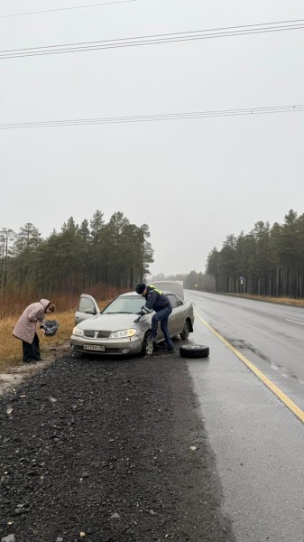 В Сургутском районе сотрудники полиции оказали помощь на трассе водителю