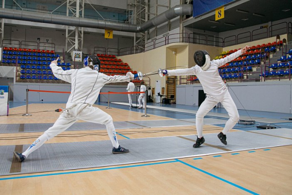 В Сургуте на окружном турнире 150 фехтовальщиков сразились на рапирах