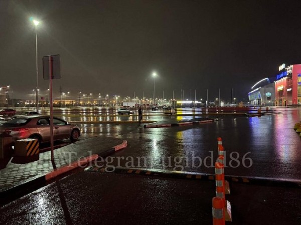 В Сургуте на парковке «Сити Молла» автомобиль сбил пешехода