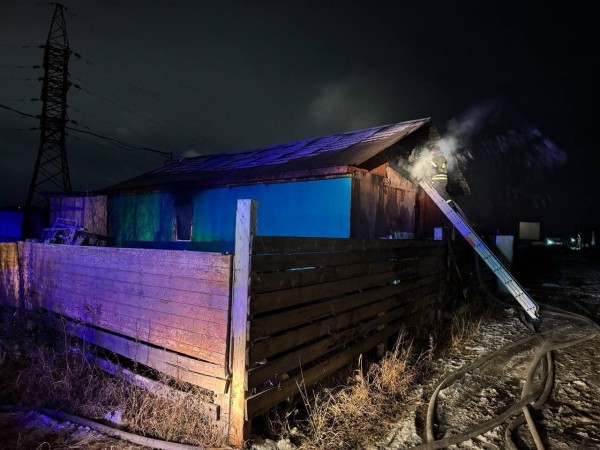 В Югре горели три дачных дома, баня и шиномонтажка