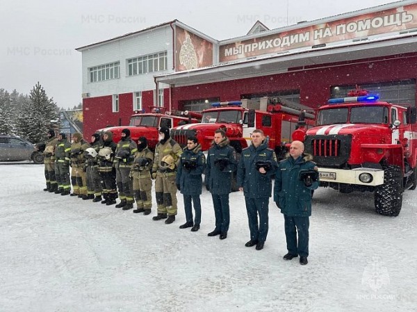 В Сургуте пожарные почтили память коллеги, погибшего в горящем доме В Сургуте пожарные почтили память коллеги, погибшего в горящем доме