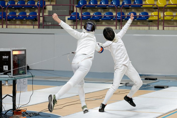 В Сургуте на окружном турнире 150 фехтовальщиков сразились на рапирах