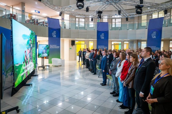 400 медийщиков Югры проходят обучение на информационном форуме в Сургуте