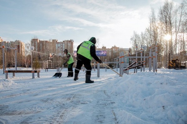 В Сургуте началась зимняя уборка скверов и парков от снега