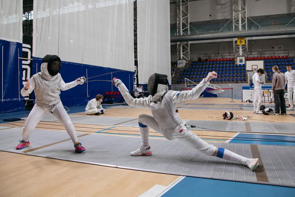 В Сургуте на окружном турнире 150 фехтовальщиков сразились на рапирах