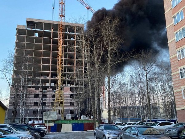 В Сургуте загорелся строящийся многоэтажный дом В Сургуте загорелся строящийся многоэтажный дом