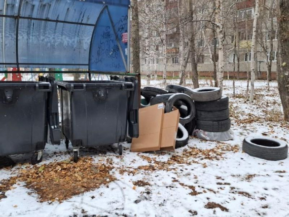 ​«Жильцы не виноваты»: сургутяне обвиняют шиномонтажников в выбросе покрышек во дворы
