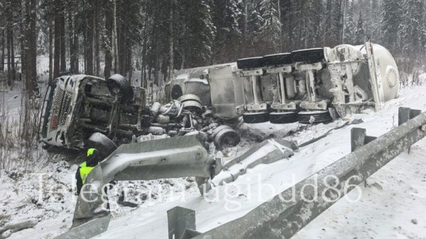 Большегруз с цистерной перевернулся в кювет на трассе в Югре Большегруз с цистерной перевернулся в кювет на трассе в Югре