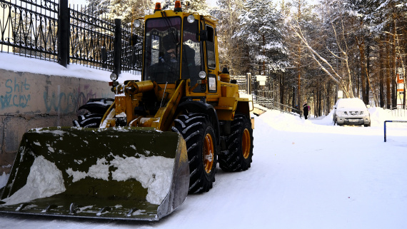 В Сургуте после снегопада на улицы вывели более ста единиц спецтехники В Сургуте после снегопада на улицы вывели более ста единиц спецтехники