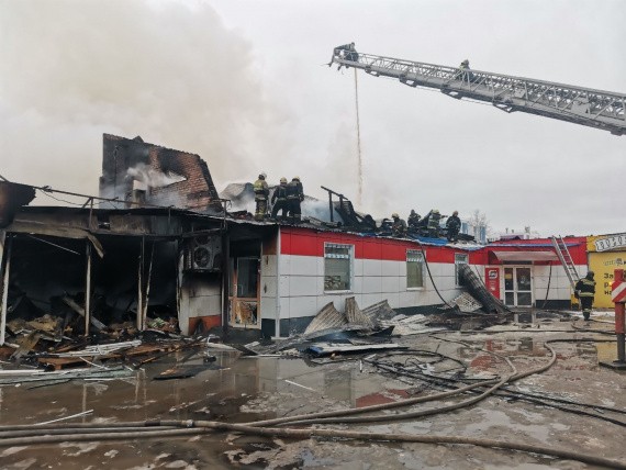 ​В поселке Дорожный в Сургуте загорелся магазин «Магнит». Четверо госпитализированы