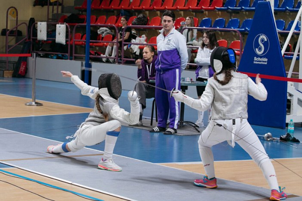 В Сургуте на окружном турнире 150 фехтовальщиков сразились на рапирах