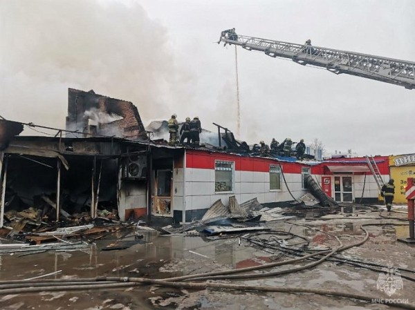 В Сургуте загорелся супермаркет в поселке Дорожный В Сургуте загорелся супермаркет в поселке Дорожный