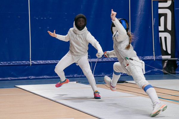 В Сургуте на окружном турнире 150 фехтовальщиков сразились на рапирах