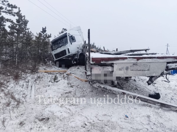 На загородной автодороге столкнулись два большегруза На загородной автодороге столкнулись два большегруза