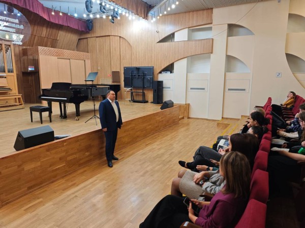 Накануне в Сургутском музыкальном колледже состоялась профилактическая встреча сотрудников полиции со студентами