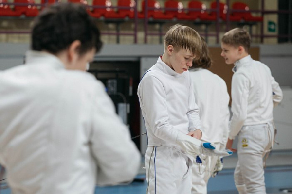 В Сургуте на окружном турнире 150 фехтовальщиков сразились на рапирах